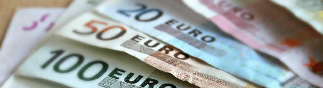 Euro Scheine auf dem Tisch