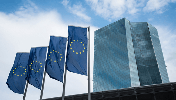 Europäische Flaggen vor der europäischen Zentralbank