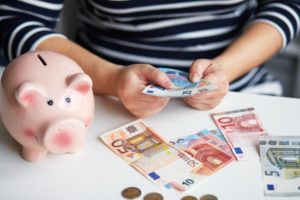 Euro und Sparschwein